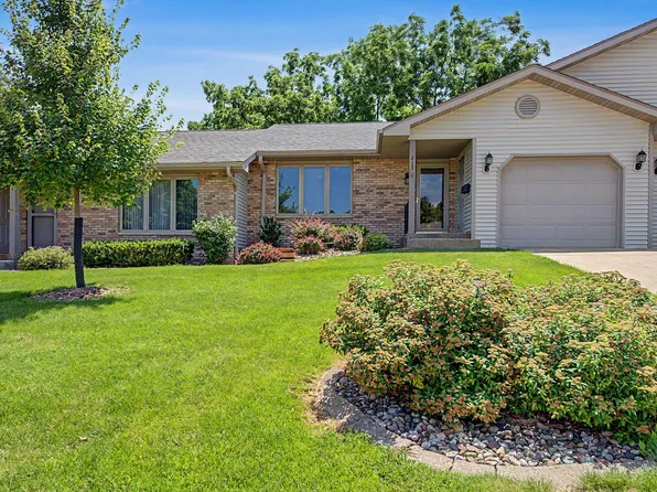 813 Shadow Bluff Dr, Galena, IL 61036