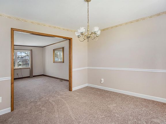 4th image of 3218 York Dr