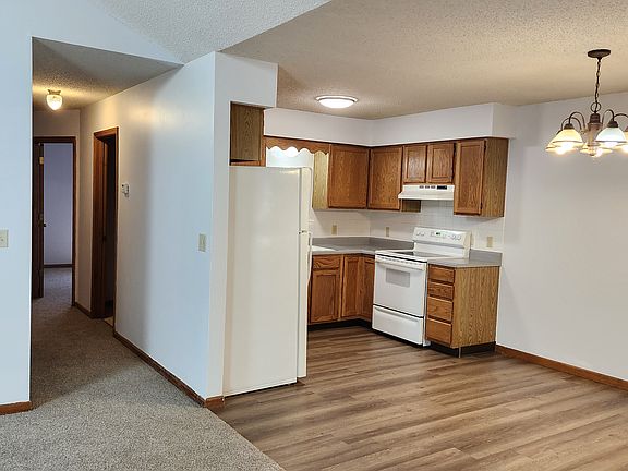 Hall to the bedrooms- new carpet