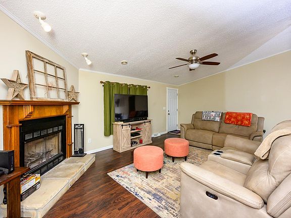 3rd image of 1108 Parks Ln