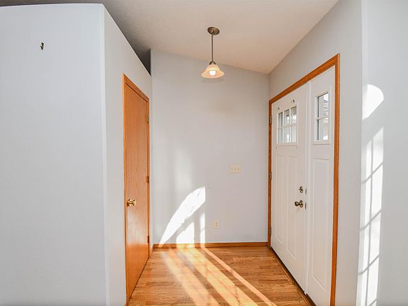 3rd image of 909 S Colleen Ln