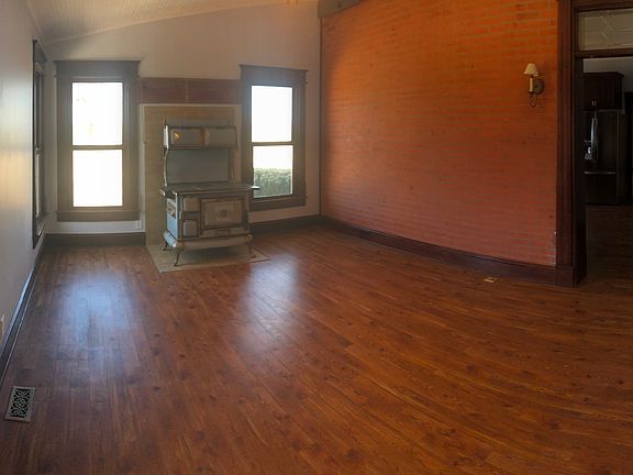 Closed-in entry/mudroom