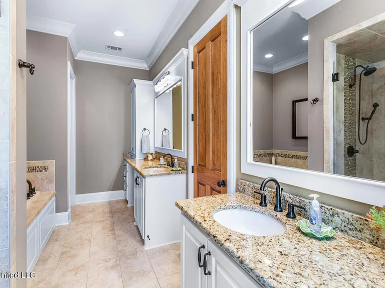 208 Eastpark St — Photo 15