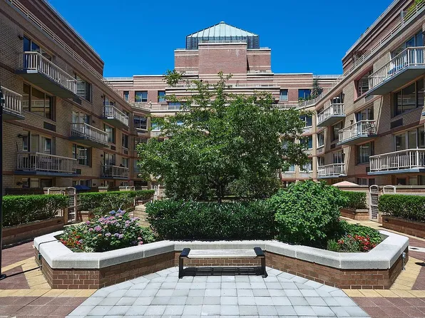 393 W 49th St APT 2U, New York, NY 10019