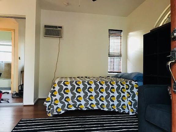 5th image of 6126 Romaine St APT A