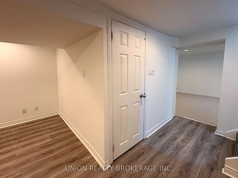 15 Blantyre Ave #LOWER — Photo 10