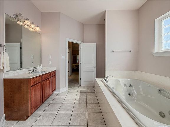 5th image of 520 Carr Dr