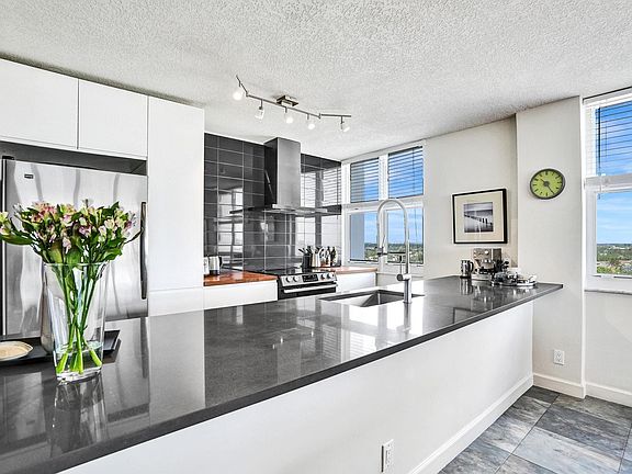 2nd image of 800 SE 20th Avenue #915