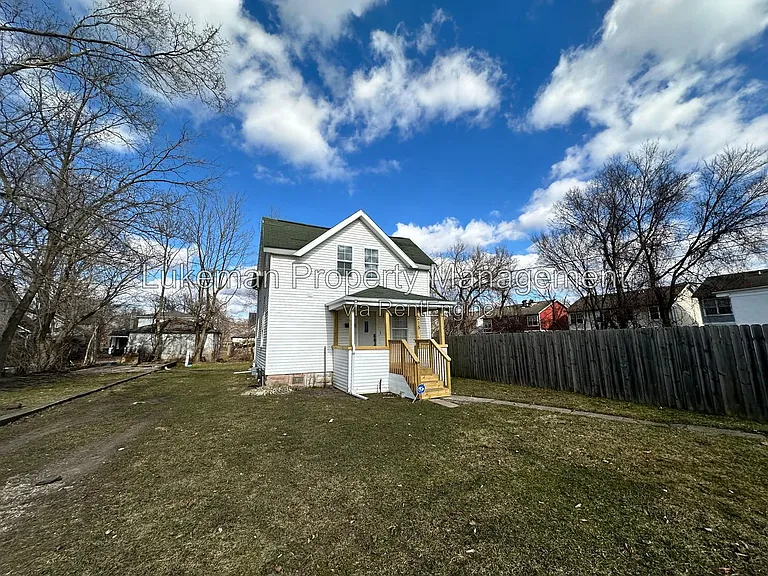 215 E North St — Photo 32