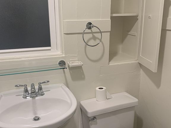 4th image of 1135 Bay St #4