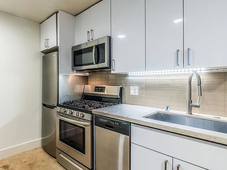 423 Terry Apartment — Photo 24