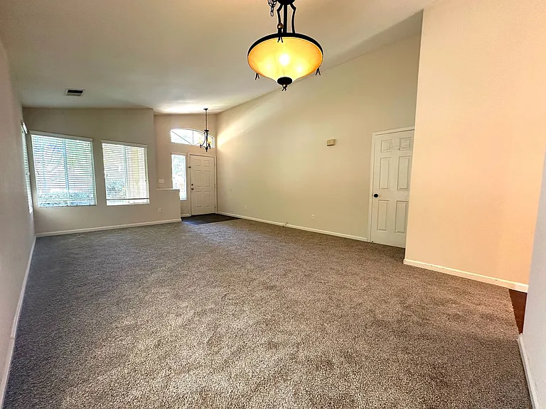 432 Apple Hill Dr — Photo 3