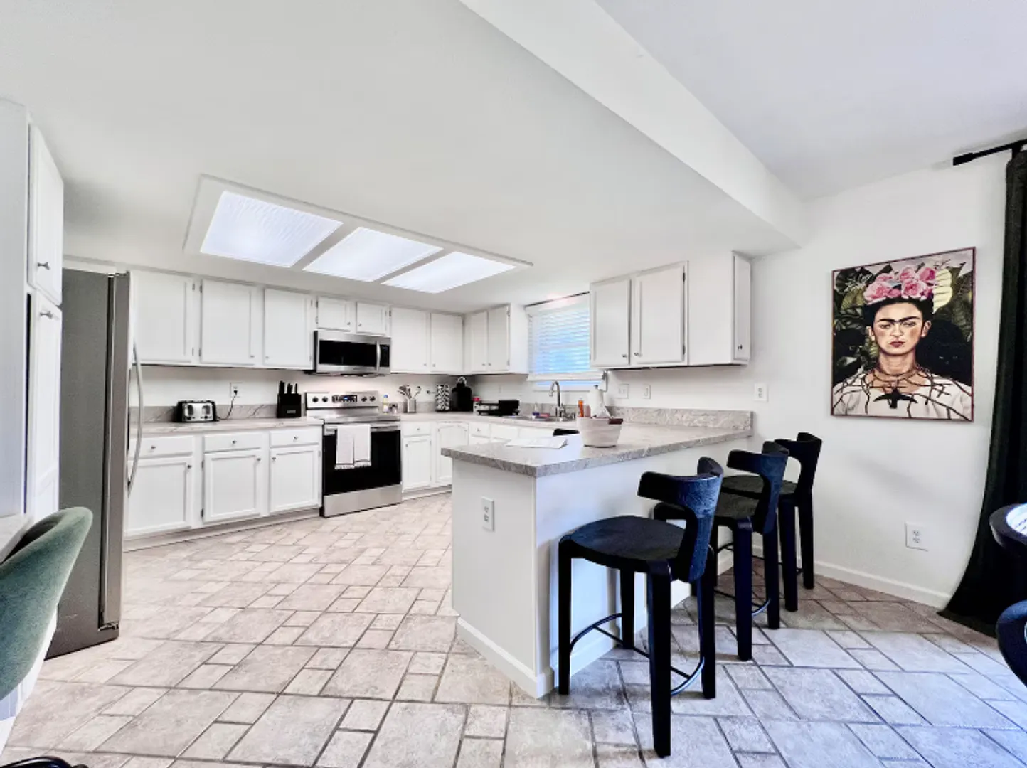 Large, stylish home in heart of Liberty twp. — Photo 2