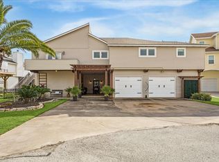 115 Bamaku Bnd, Tiki Island, TX 77554