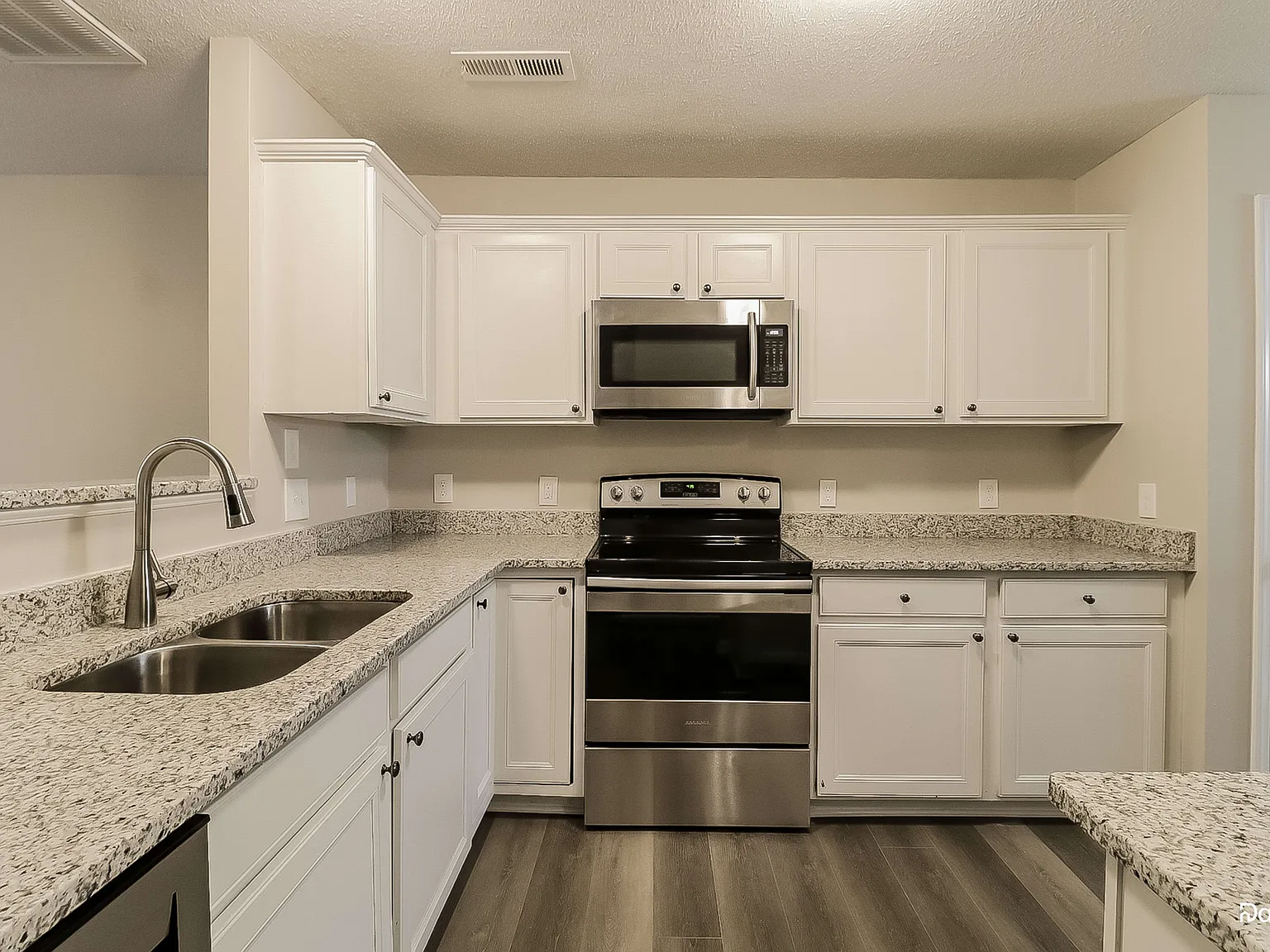 4 bed, 2.5 bath, 1758 sqft, $2,130 — Photo 4