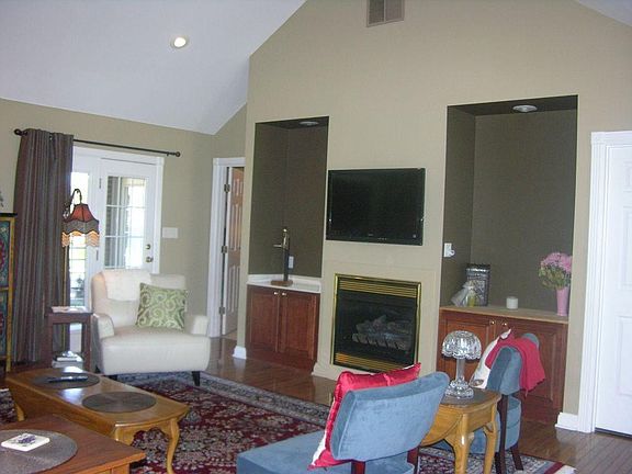 3rd image of 1041 Bay Colony Dr