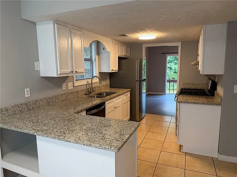 1020 Dassow Ct — Photo 3