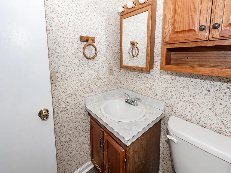444 Academy Rd — Photo 10