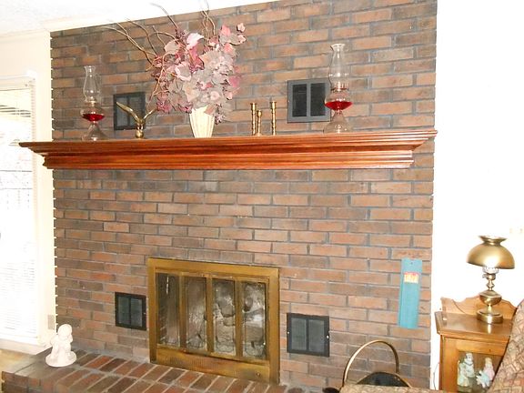 F/P with gas (or wood) logs