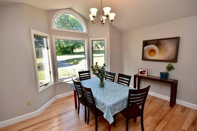 105 N Valley Rd — Photo 5