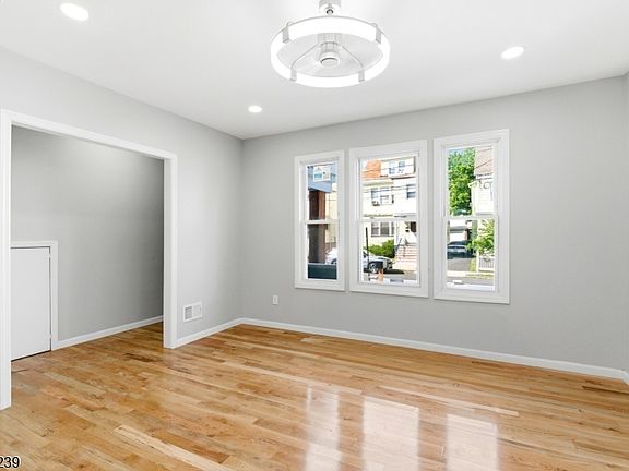 5th image of 280 Conklin Ave
