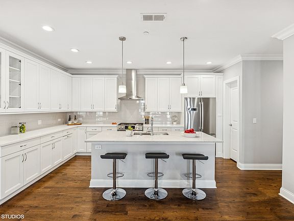 3rd image of 40 S Ashland Ave Unit 3B
