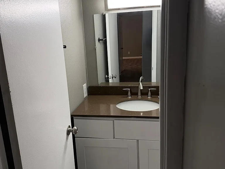 2827 N Ohenry Blvd #H — Photo 4