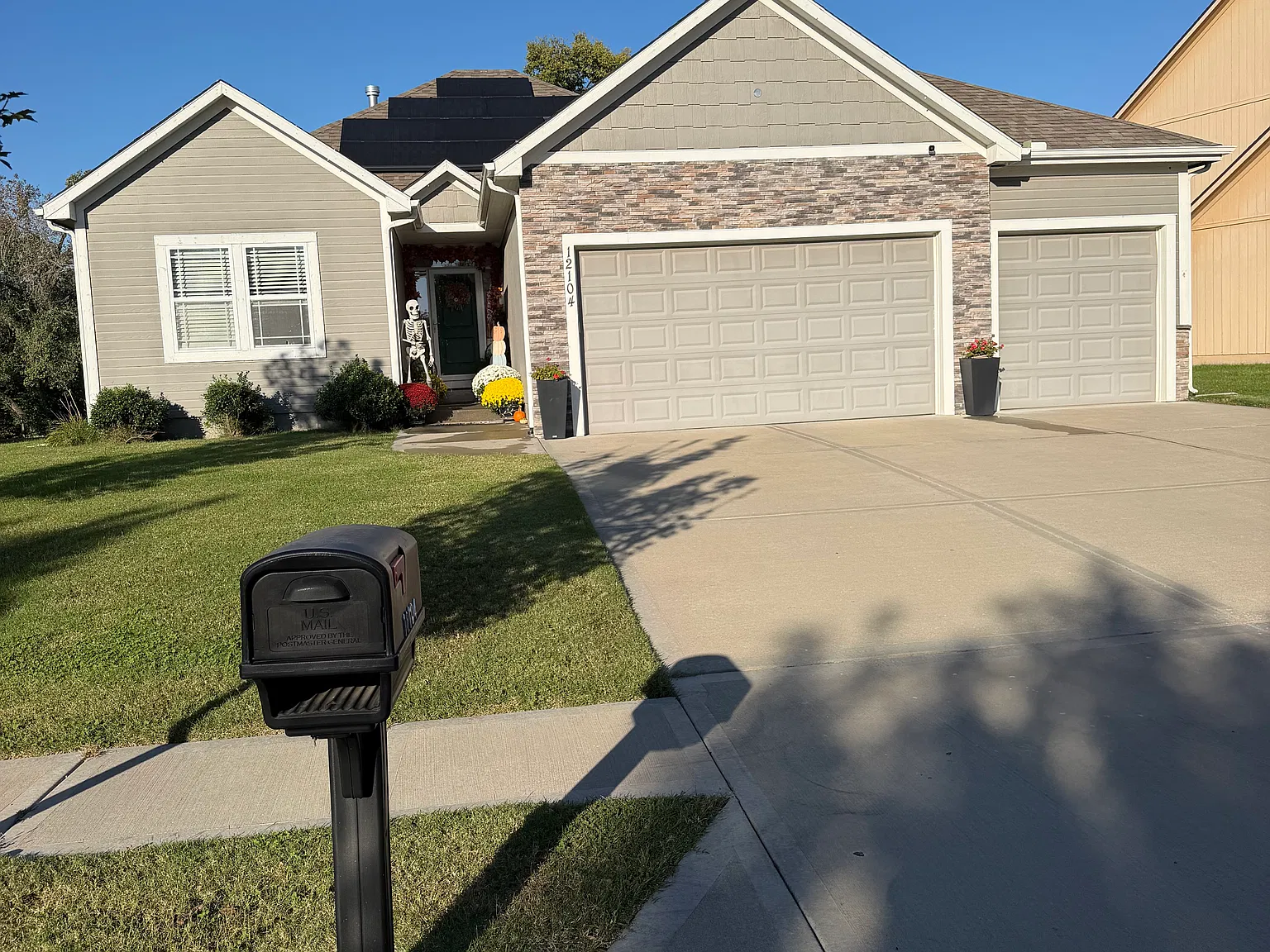 3 bed, 2200 sqft, $3,000 — Photo 1