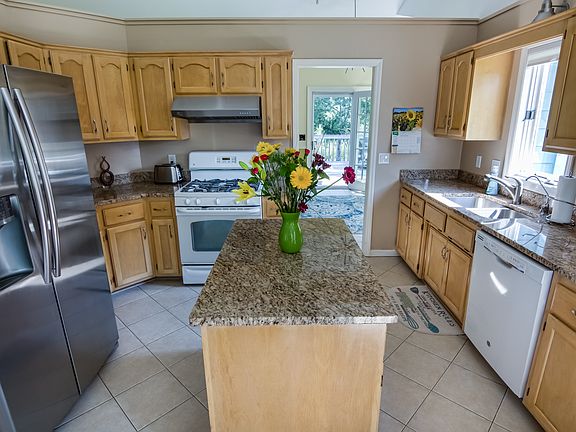 4th image of 784 Deerwood Cir