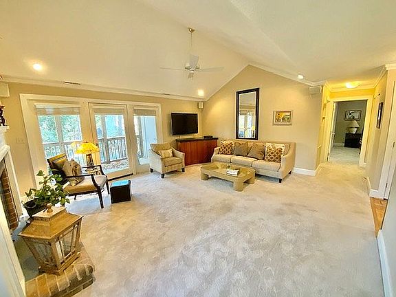 Great room w/vaulted ceiling