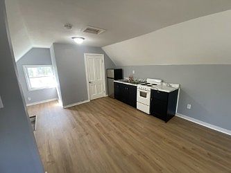 2nd image of 501 Clarence St #1/2