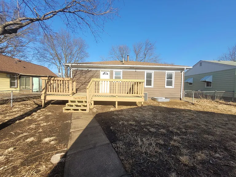 2405 Maple St — Photo 23