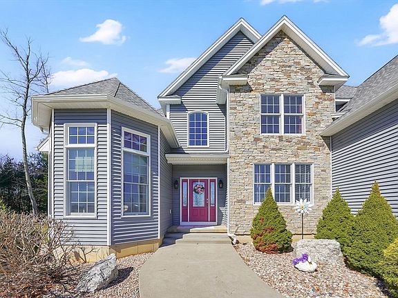 3rd image of 2 Sugar Maple Ln