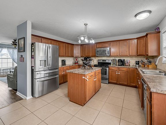 4th image of 452 Cypress Pl