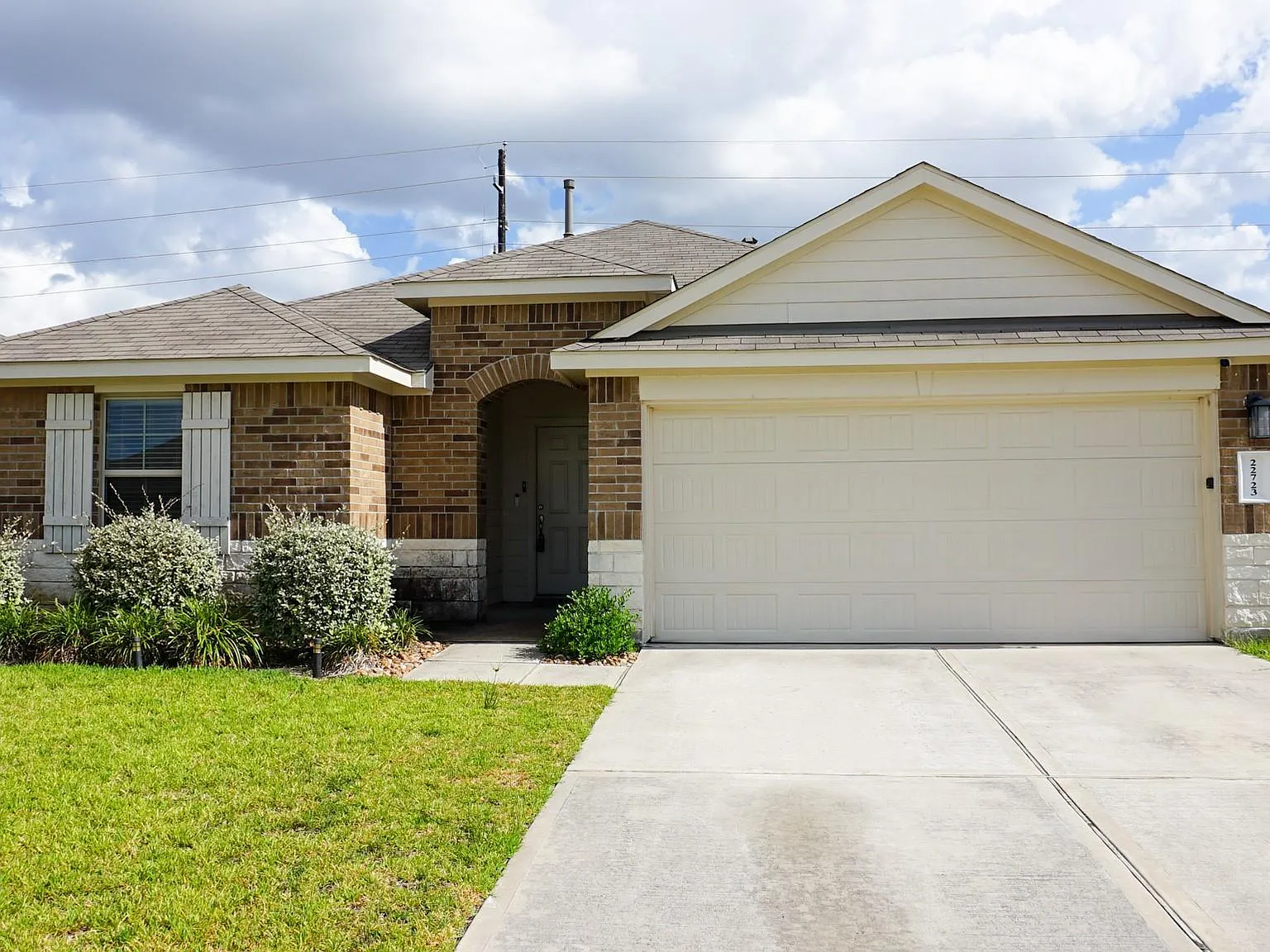4 bed, 2.0 bath, 2117 sqft, $2,300 — Photo 2