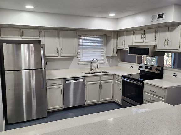 5th image of 908 Banyan Dr
