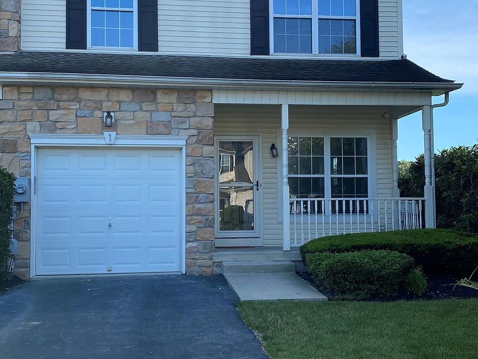 1st image of 1 Willow Dr