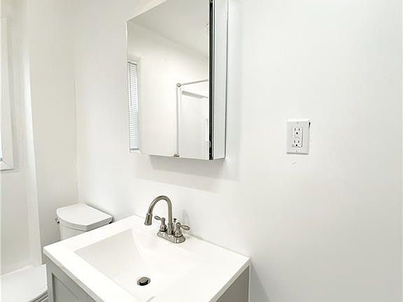 5th image of 69 Woodward Ave #1