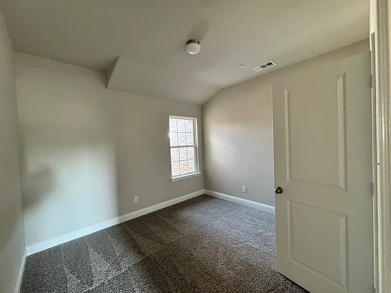 548 Hutchinson Ln — Photo 10