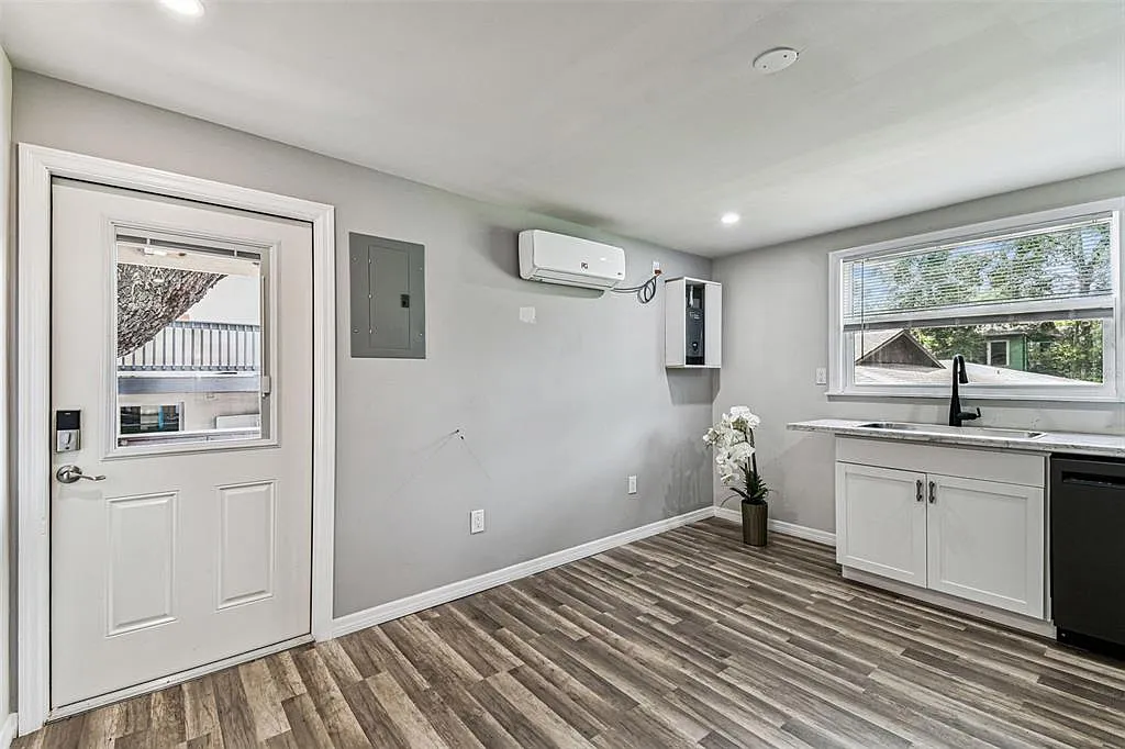 1 bed, 1.0 bath, 500 sqft, $1,100 — Photo 2