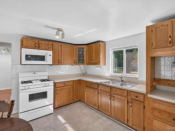 4th image of 128 Front Dr