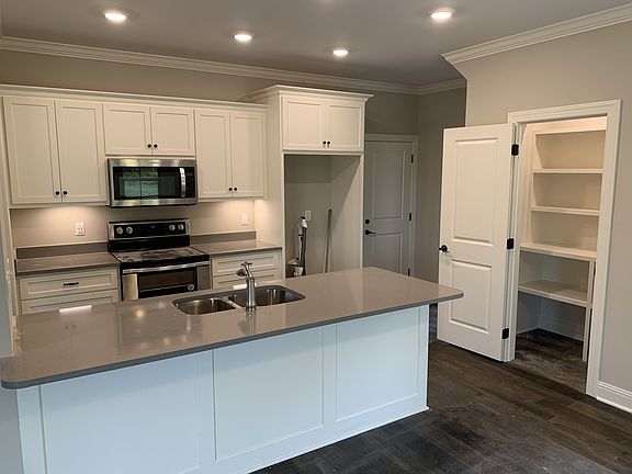 3rd image of 309 Katherine Grace Dr
