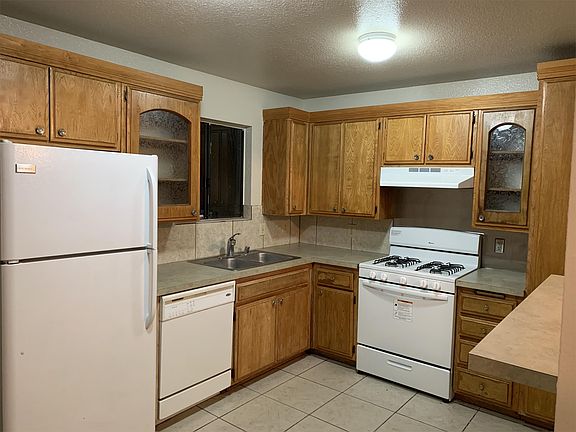 3rd image of 885 Iona Dr