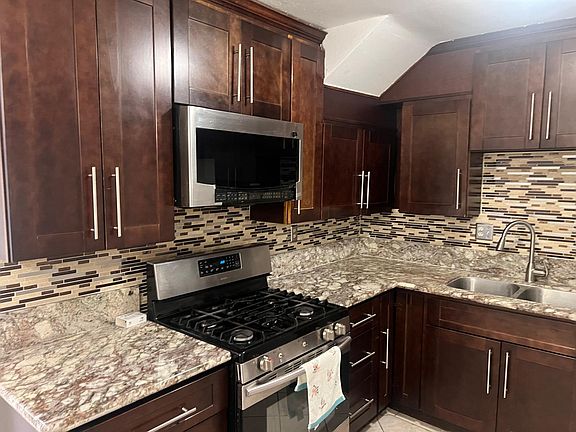 5th image of 17061 Roscoe Blvd Unit 7