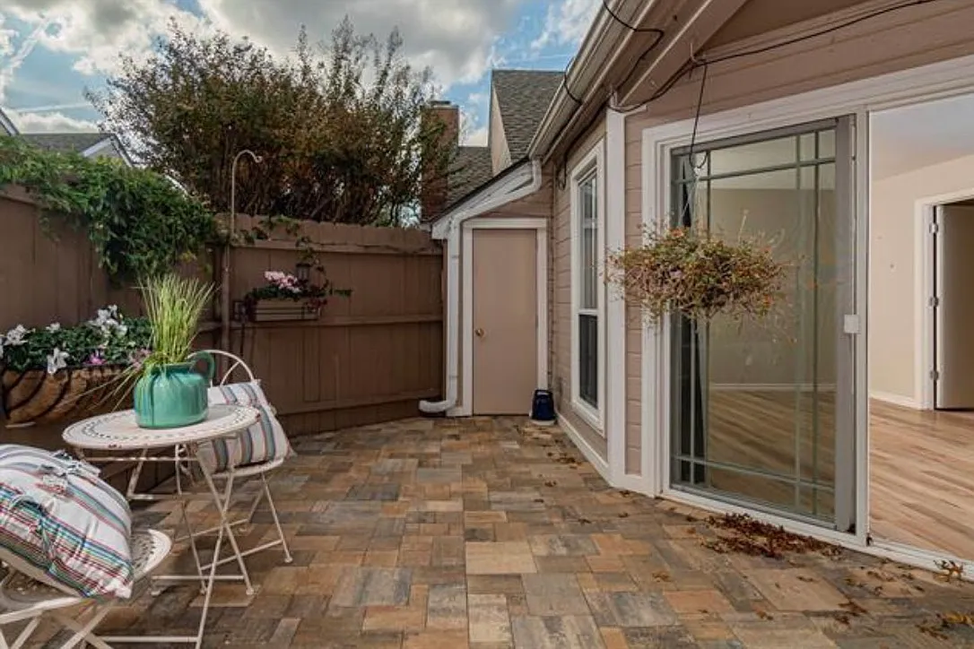 2 bed, 2.5 bath, 1365 sqft, $2,300 — Photo 4