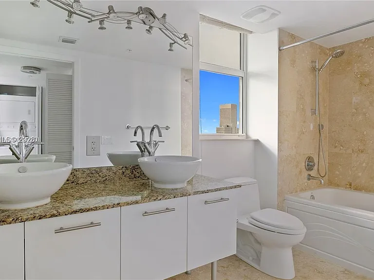 41 SE 5th St #1016 — Photo 14