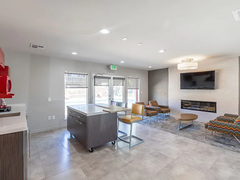Cadena Apartments — Photo 18