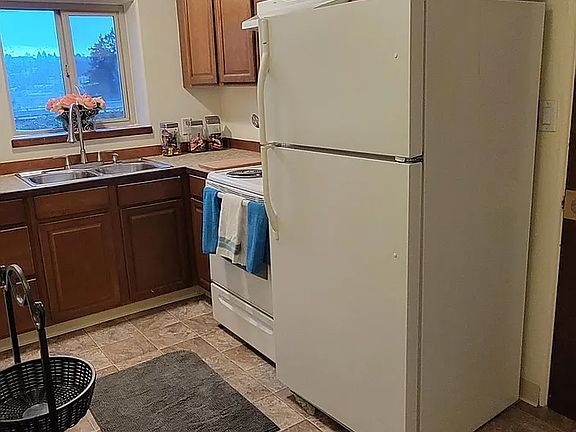 3rd image of 1559 Lakeview Blvd E APT B