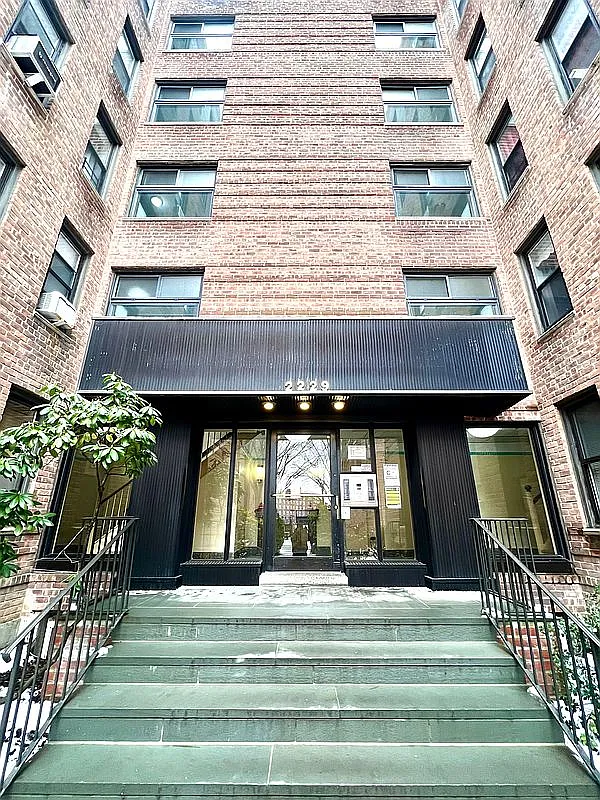 2229 Knapp St APT 2D photo 1