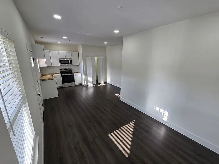 3 bed, 1.5 bath, 800 sqft, $1,195 — Photo 3